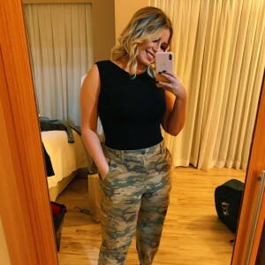 Cheia de estilo, Marilia Mendonça usou look com estampa militar