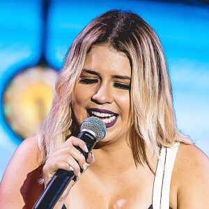 Marilia Mendonça tem investido em looks com decotes após colocar silicone nos seios