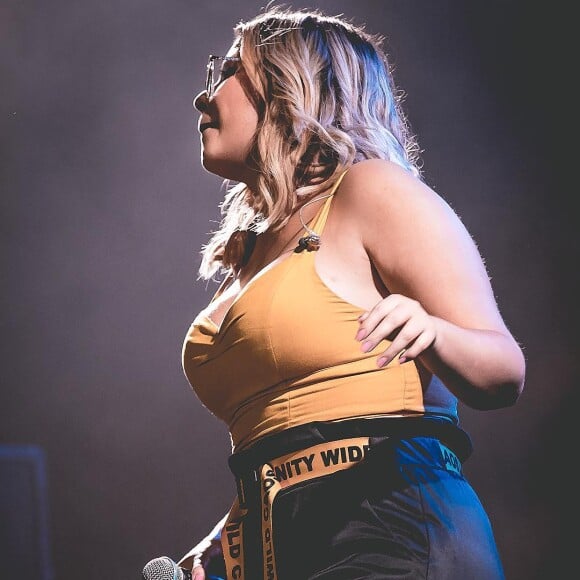 Marilia Mendonça mudou estilo após abdominoplastia, lipoaspiração e silicone nos seios