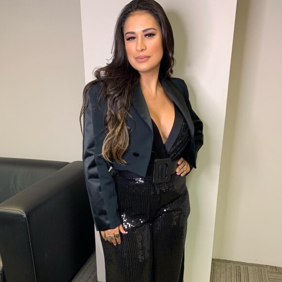 Dupla de Simaria, Simone realça suas curvas através dos looks