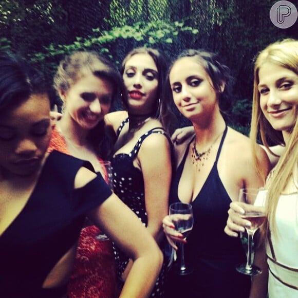 Lourdes Maria posa com amigas em sua pré-festa de formatura oferecida por Madonna 