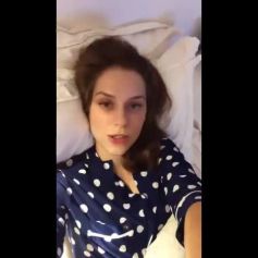 Após passar por cirurgia para implante de silicone nos seios, Sophia Abrahão gravou uma série de vídeos no seu Instagram deitada na cama com o namorado, Sérgio Malheiros: 'Está tudo bem'