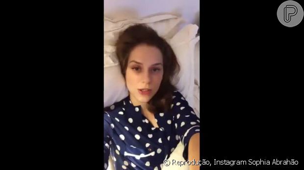 Após passar por cirurgia para implante de silicone nos seios, Sophia Abrahão gravou uma série de vídeos no seu Instagram deitada na cama com o namorado, Sérgio Malheiros: &#039;Está tudo bem&#039;