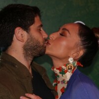 Vale-night! Sabrina Sato e Duda Nagle se beijam em espetáculo com mais famosos