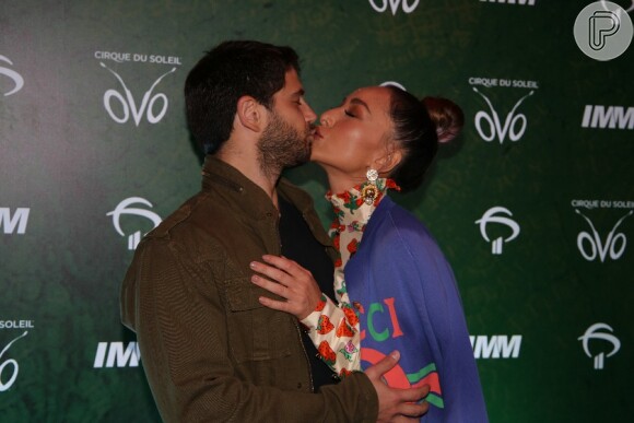 Sabrina Sato e Duda Nagle trocaram beijos antes de conferirem o espétaculo 'Ovo', do Cirque du Soleil, no Ginásio do Ibirapuera, na noite desta quinta-feira, 18 de abril de 2019