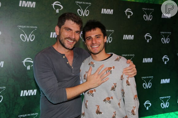 O casal Hugo Bonemer e Conrado Helt conferiu o espétaculo 'Ovo', em São Paulo