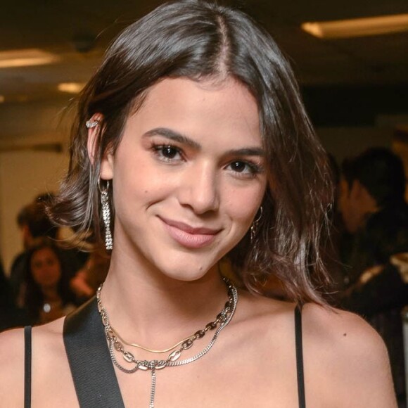 Bruna Marquezine, com boné preto e unhas neon, viaja para Los Angeles nesta sexta-feira, dia 19 de abril de 2019