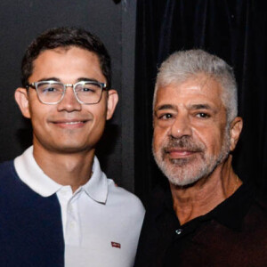 Lulu Santos e Clebson Teixeira foram juntos à estreia do monólogo de Regina Casé nesta sexta-feira, 19 de abril de 2019
