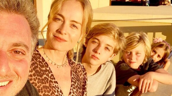 Angélica surpreende web em foto com os filhos e Luciano Huck: 'Cara do marido'