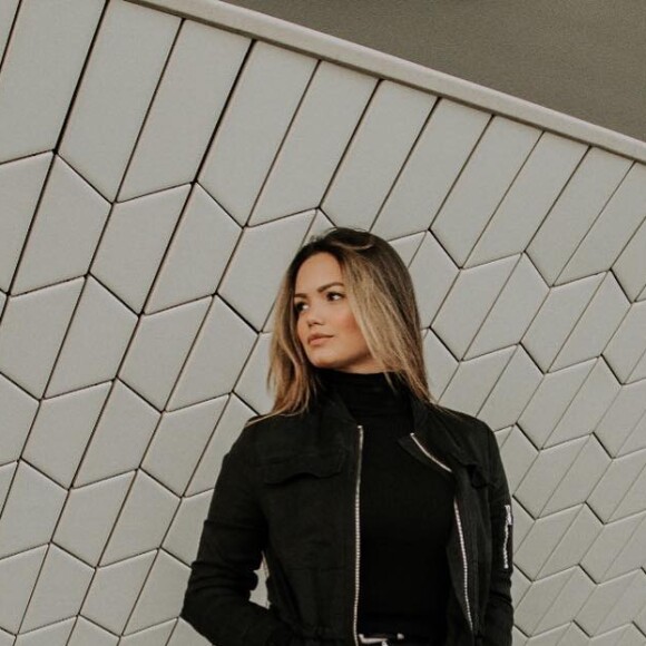 Suzanna Freitas explicou que nunca fez aula de canto: 'Valendo lembrar que não sou nenhuma profissional nisso e nem nunca fiz aula de canto, mas valeu super a oportunidade de relembrar um hit da minha mãe, Kelly Key, Anjo'