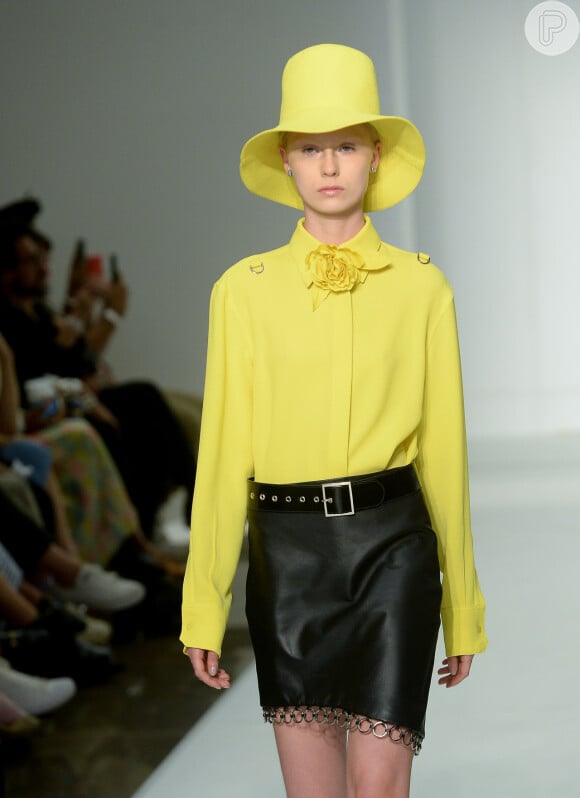 Reinaldo Lourenço combinou o amarelo intenso do verão com a saia de verniz. Coleção foi apresentada na Semana de Moda de são Paulo, na última segunda-feira, 22 de abril de 2019