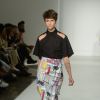 Mix de estilos: a estampa colorida de art decó da coleção de verão 2019/20 de Reinaldo Lourenço apareceu em saias que combinavam com peças mais clássicas