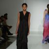 All black: vestidos longos pretos surgiram minimalistas e elegantes na coleção de verão 220 de Reinaldo Lourenço