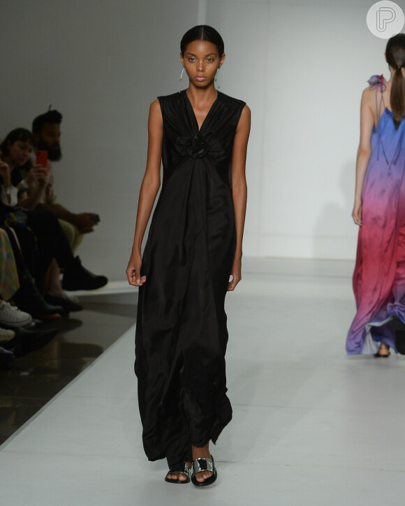 All black: vestidos longos pretos surgiram minimalistas e elegantes na coleção de verão 220 de Reinaldo Lourenço