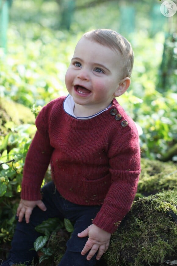 Louis, caçula de Kate Middleton e Príncipe William, apareceu com suéteres fofos nas fotos