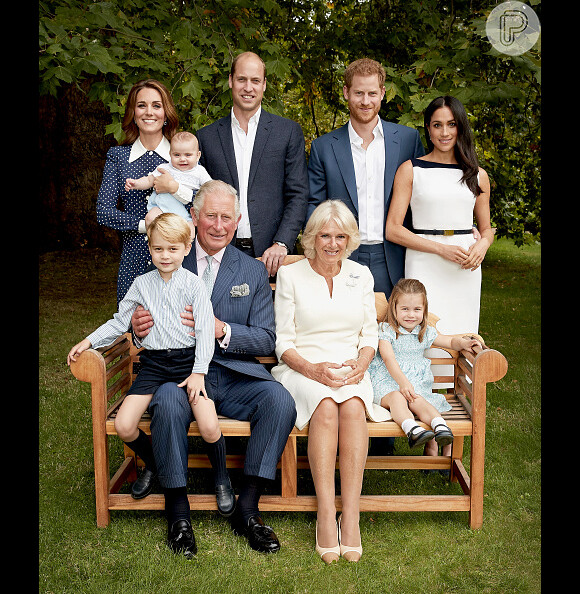 Um lookinho usado por Louis na foto oficial do aniversário de 70 anos do avô, Príncipe Charles, também havia esgotado no passado