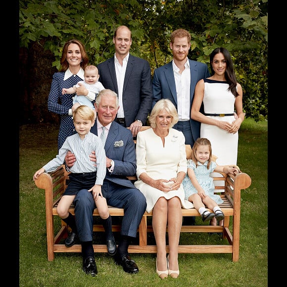 Um lookinho usado por Louis na foto oficial do aniversário de 70 anos do avô, Príncipe Charles, também havia esgotado no passado