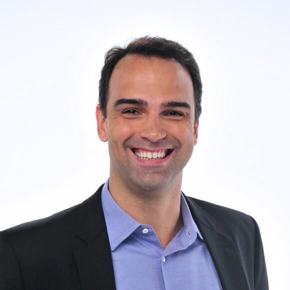 Tadeu Schmidt postou fotos nas quais não é possível ver o rosto da sogra: 'Picanha entrou na frente bem na hora'