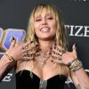 Pulseirismo está de volta: Miley Cyrus misturou as jóias com aneis, pulseiras e colares em um look para première do filme 'Vingadores - Ultimato'