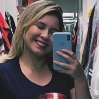 Marilia Mendonça combina blusa do Capitão América com tênis com cristais. Foto!