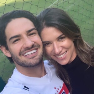 Rebeca Abravanel desejou boas energias para o namorado, Alexandre Pato, neste sábado, 27 de abril de 2019