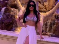 Simaria usa lingerie e saia midi de botão transparente em look despojado. Foto!
