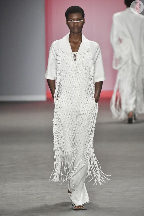 Minimalismo fashion: as franjas apareceram no vestido branco da marca mineira Apartamento 03, que desfilou no dia 26 de abril de 2019
