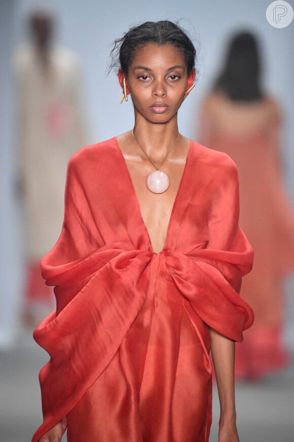 Tons fortes de vermelho e coral foram aposta da marca Flavia Aranha no São Paulo fashion Week