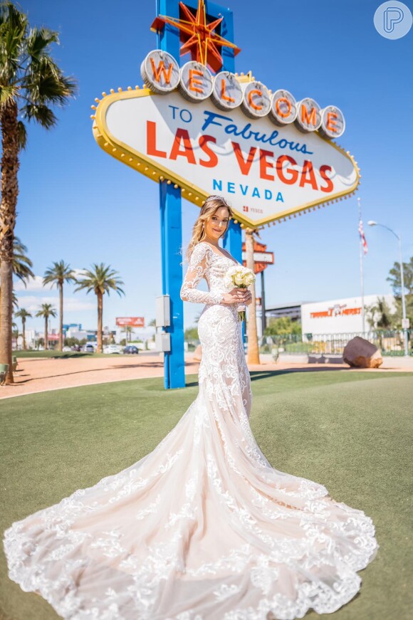 Ana Lúcia Vilela, noiva de Lucas Fernandes, posa em frente à placa icônica de Las Vegas