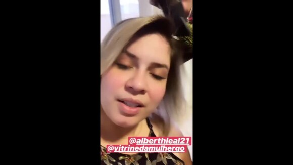 Marilia Mendonça compartilha vídeo mostrando a manutenção de seu cabelo com aplique de 35 cm