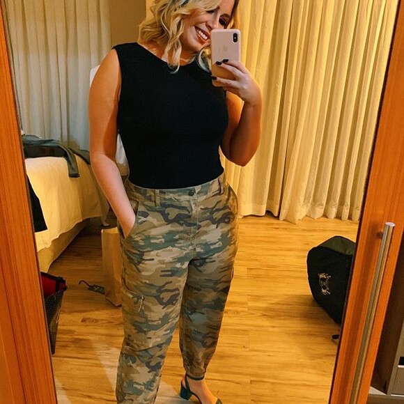 Marilia Mendonça contou com a companhia da mãe para colocar megahair