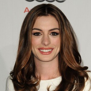 Anne Hathaway com cabelo comprido e onda nas pontas. Atriz já teve vários cortes de cabelo