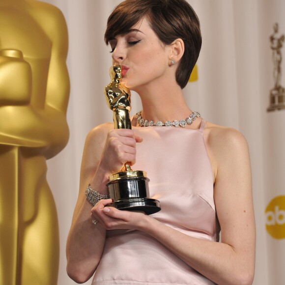 Anne Hathaway ganhou o oscar quando estava com cabelo curtinho para o longa "Os miseráveis"