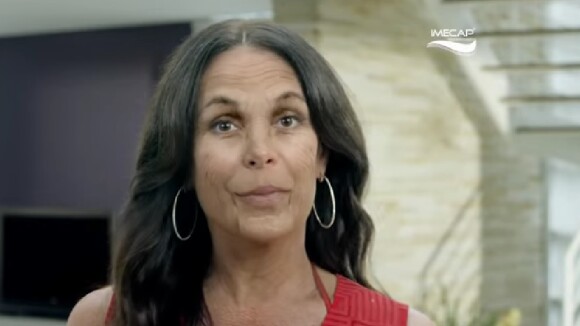 Carolina Ferraz aparece com cabelos grisalhos e pele enrugada em comercial