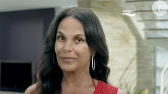Carolina Ferraz aparece com a pele enrugada e os cabelos grisalhos em comercial