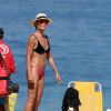 Velha só no comercial! Carolina Ferraz exibe ótima forma em praia, aos 46 anos