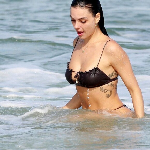 Isis Valverde exibe corpo enxuto ao curtir praia neste feriado, dia 01 de maio de 2019