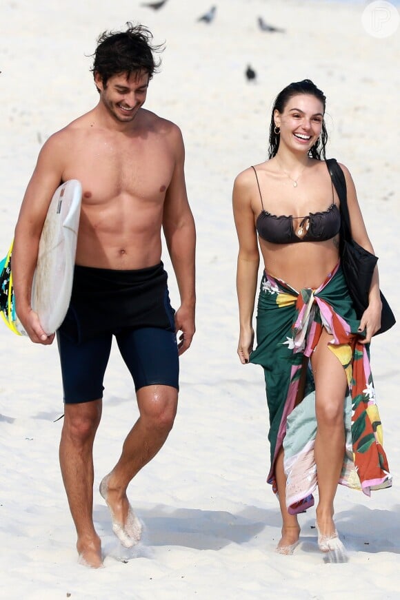 Isis Valverde foi à praia na companhia do marido, André Resende, neste feriado, dia 01 de maio de 2019