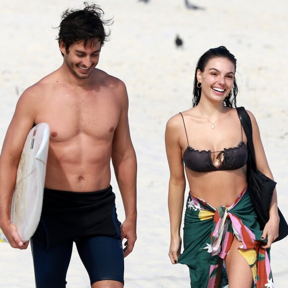 Isis Valverde foi à praia na companhia do marido, André Resende, neste feriado, dia 01 de maio de 2019