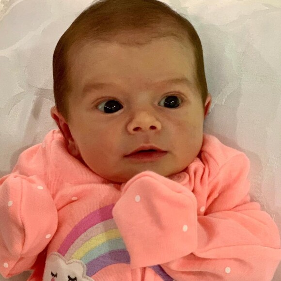 Thaeme tem postado fotos da filha, Liz, nas redes sociais