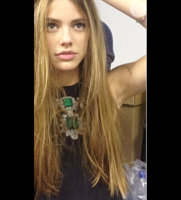 Laura Neiva publica uma foto com um cabelo longo e loiro e surpreende fãs, em 8 de outubro de 2014