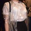 Larissa Manoela combina com look transparente com tendência PVC