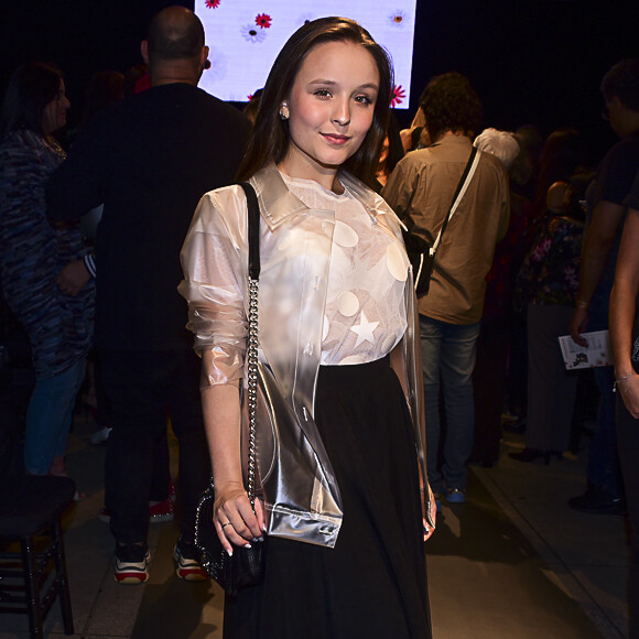 Larissa Manoela combina com look transparente com tendência PVC