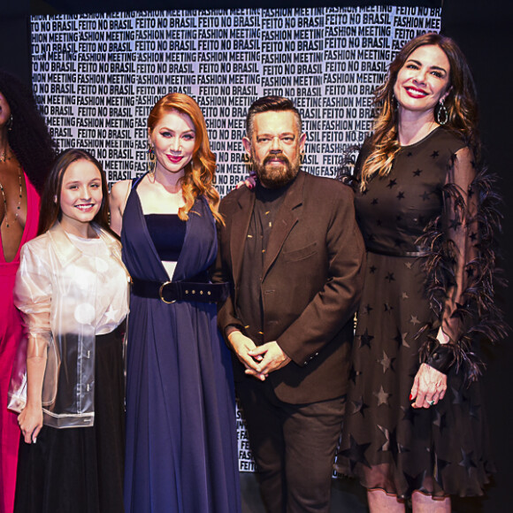 Larissa Manoela posa ao lado do estilista Vitor Zerbinato e mais famosas em desfile de moda