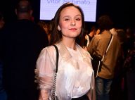 Larissa Manoela escolhe casaco de PVC e saia midi para desfile de moda. Fotos!