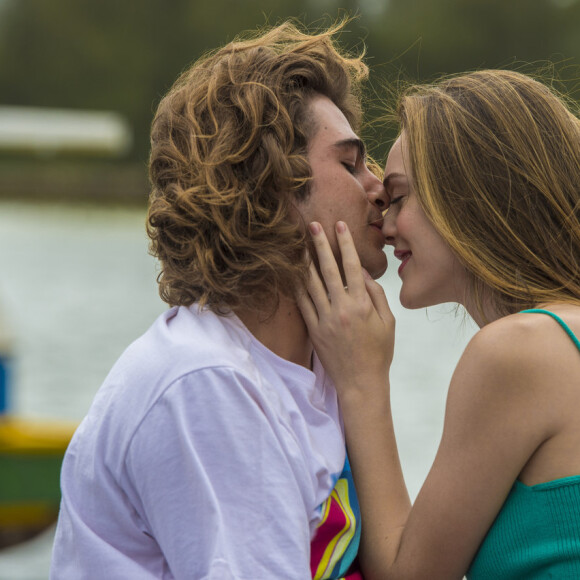 João (Rafael Vitti) se declara para Manu (Isabelle Drummond) e diz que queria voltar para o dia em a pediu em casamento antes de ser preso na novela 'Verão 90'