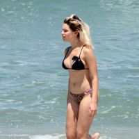Bruna Linzmeyer toma banho de mar após se exercitar em praia do Rio