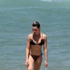 Bruna Linzmeyer fez uma caminhada no calçadão da praia do Leblon, na Zona Sul do Rio, nesta quarta-feira, 8 de outubro de 2014. Depois de se exercitar, a atriz ficou só de biquíni e se refrescou com um mergulho no mar