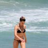 Bruna Linzmeyer fez uma caminhada no calçadão da praia do Leblon, na Zona Sul do Rio, nesta quarta-feira, 8 de outubro de 2014. Depois de se exercitar, a atriz ficou só de biquíni e se refrescou com um mergulho no mar