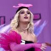 Katy Perry adora um batom rosa. Em apresentação a cantora usou uma sombra roxa para combinar com o pink dos lábios e do look